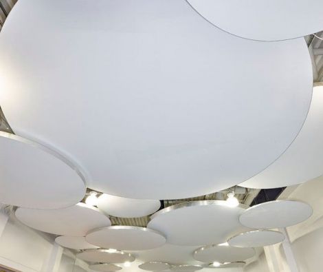 Un nuage de cadres suspendus est installé au plafond