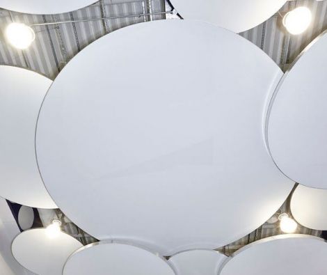 Des cadres ronds suspendus au plafond