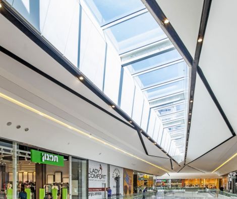 Des cadres triangulaires sont suspendus dans un centre commercial