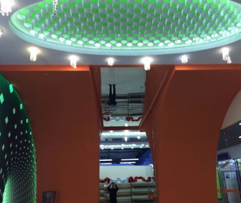 Un plafond rétroéclairé pour un showroom illuminé !